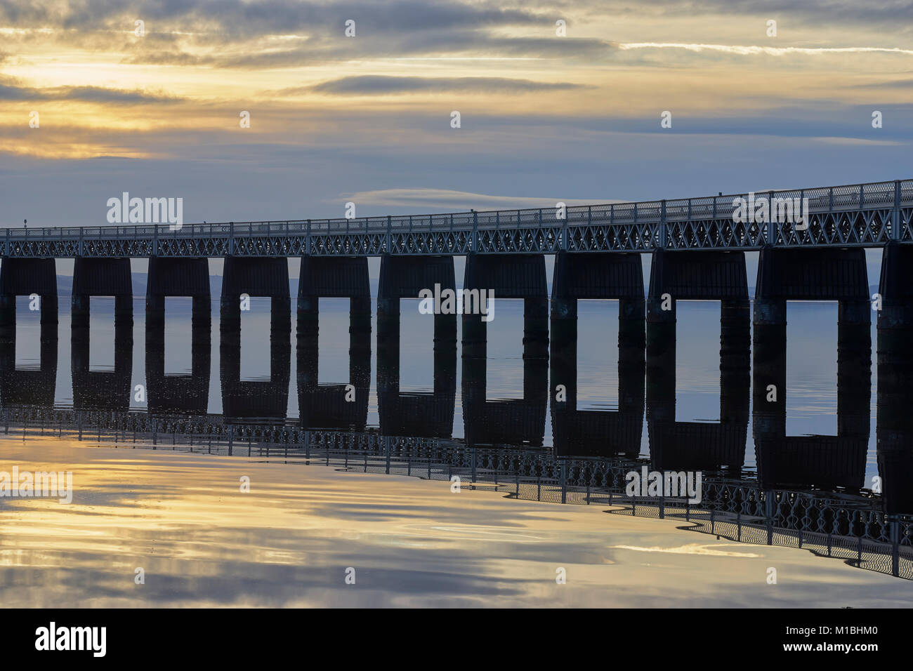 Tay rail Bridge Scozia. Riflesso nel Firth of Tay al tramonto Foto Stock