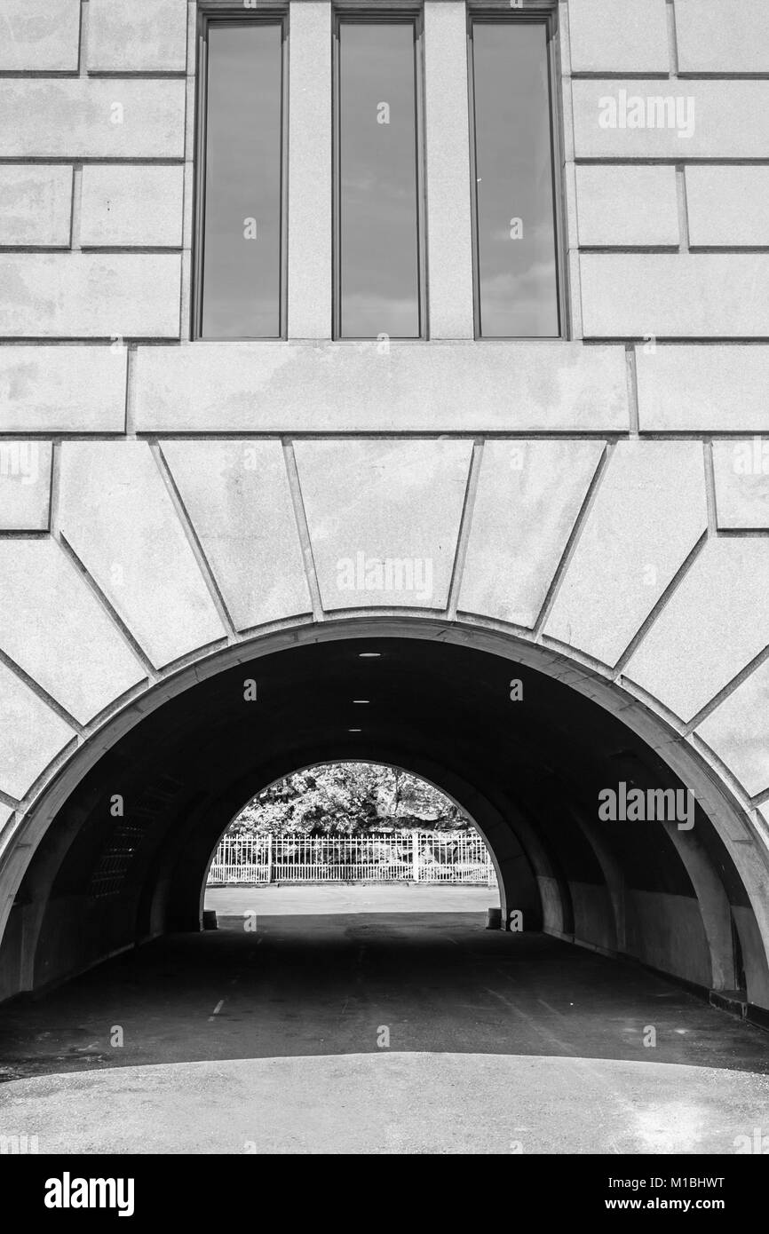 Sottopassaggio ad arco su un lato del San Giuseppe oratorio, Montreal, Quebec, Canada Foto Stock
