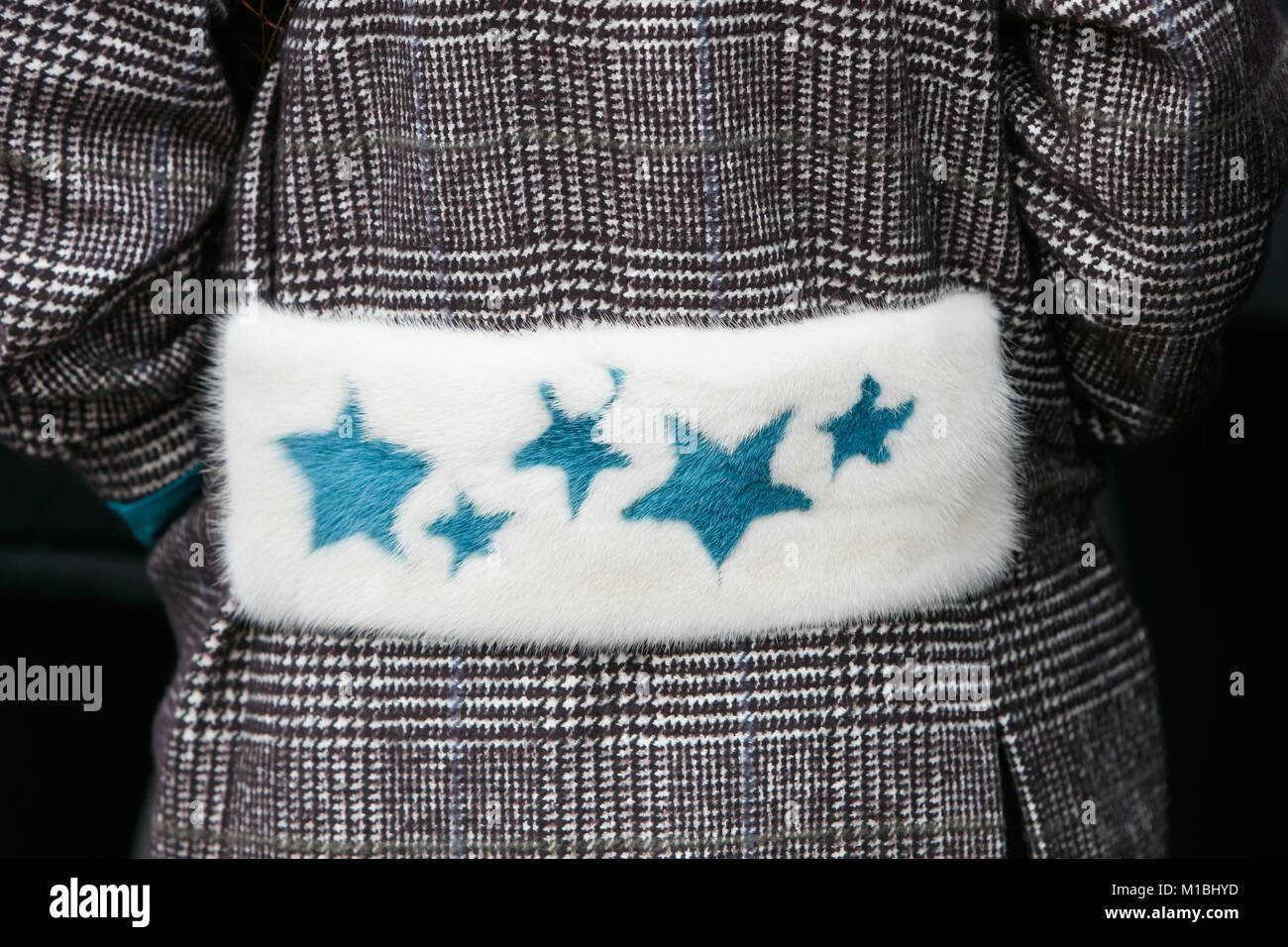 Milano - 15 gennaio: Donna con pelliccia bianca cinghia con stelle blu prima di Pal Zileri sfilata di moda, la Settimana della Moda Milanese street style on gennaio 15, 2018 in M Foto Stock