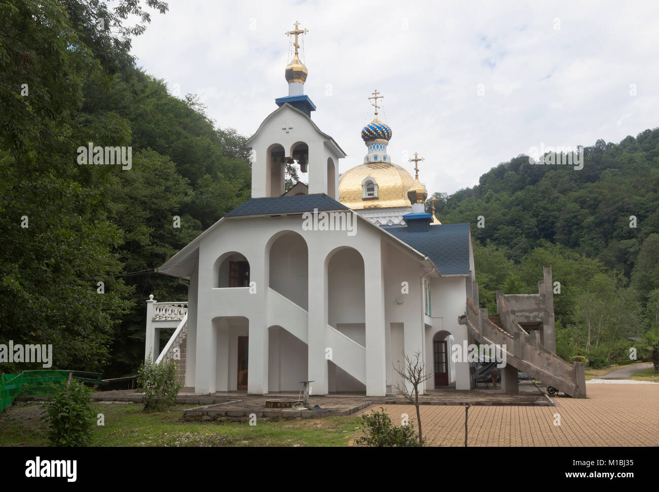 Templi in onore della Madre di Dio Peschanskaya e Vladimir, e il Santo Hegumeness Montagna di Athos in Trinity-Georgievsky monastero femminile Foto Stock