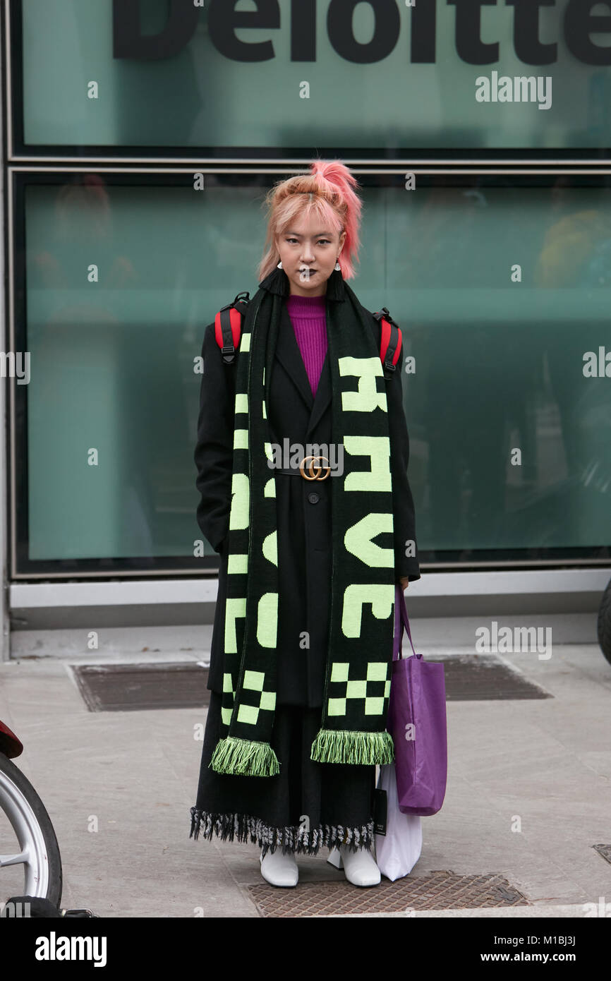 Milano - 15 gennaio: Donna con verde e foulard nero e Gucci cintura prima  di Giorgio Armani fashion show, la Settimana della Moda Milanese street  style on gennaio 15 Foto stock - Alamy