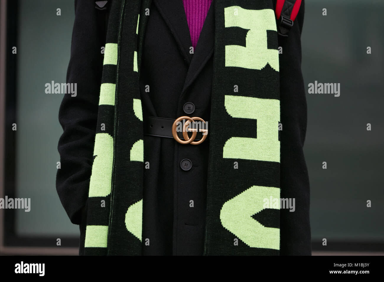 Milano - 15 gennaio: Donna con foulard nero con giallo iscritto e Gucci cintura prima di Giorgio Armani fashion show, la Settimana della Moda Milanese street style J Foto Stock