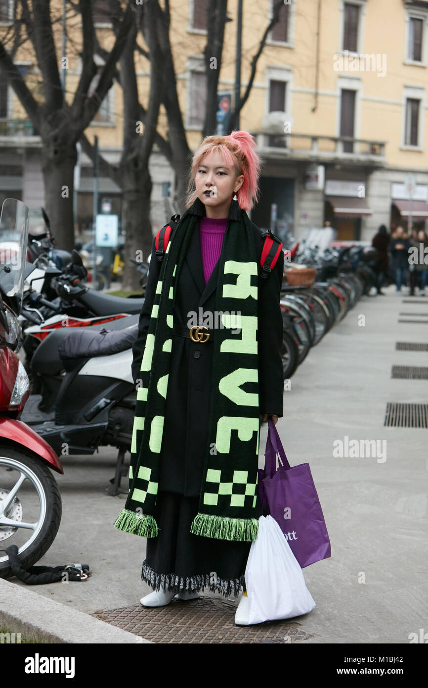 Milano - 15 gennaio: Donna con verde e foulard nero e Gucci cintura prima di Giorgio Armani fashion show, la Settimana della Moda Milanese street style on gennaio 15, Foto Stock