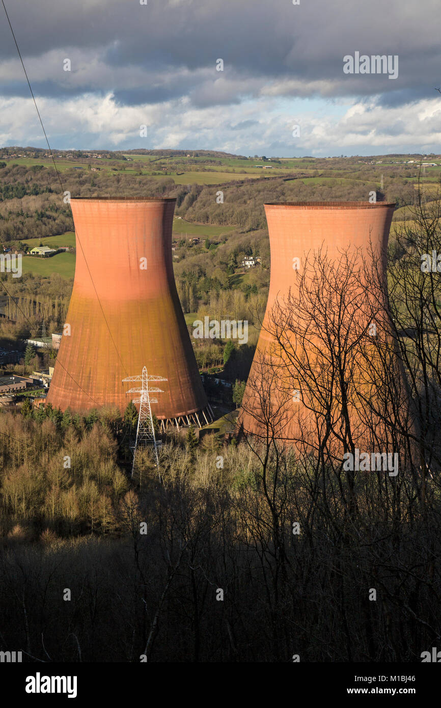 Due delle tre torri di raffreddamento di Ironbridge Power Station in Shropshire, Inghilterra. De-incaricato nel 2016 e dovuto per i lavori di demolizione in 2018. Foto Stock