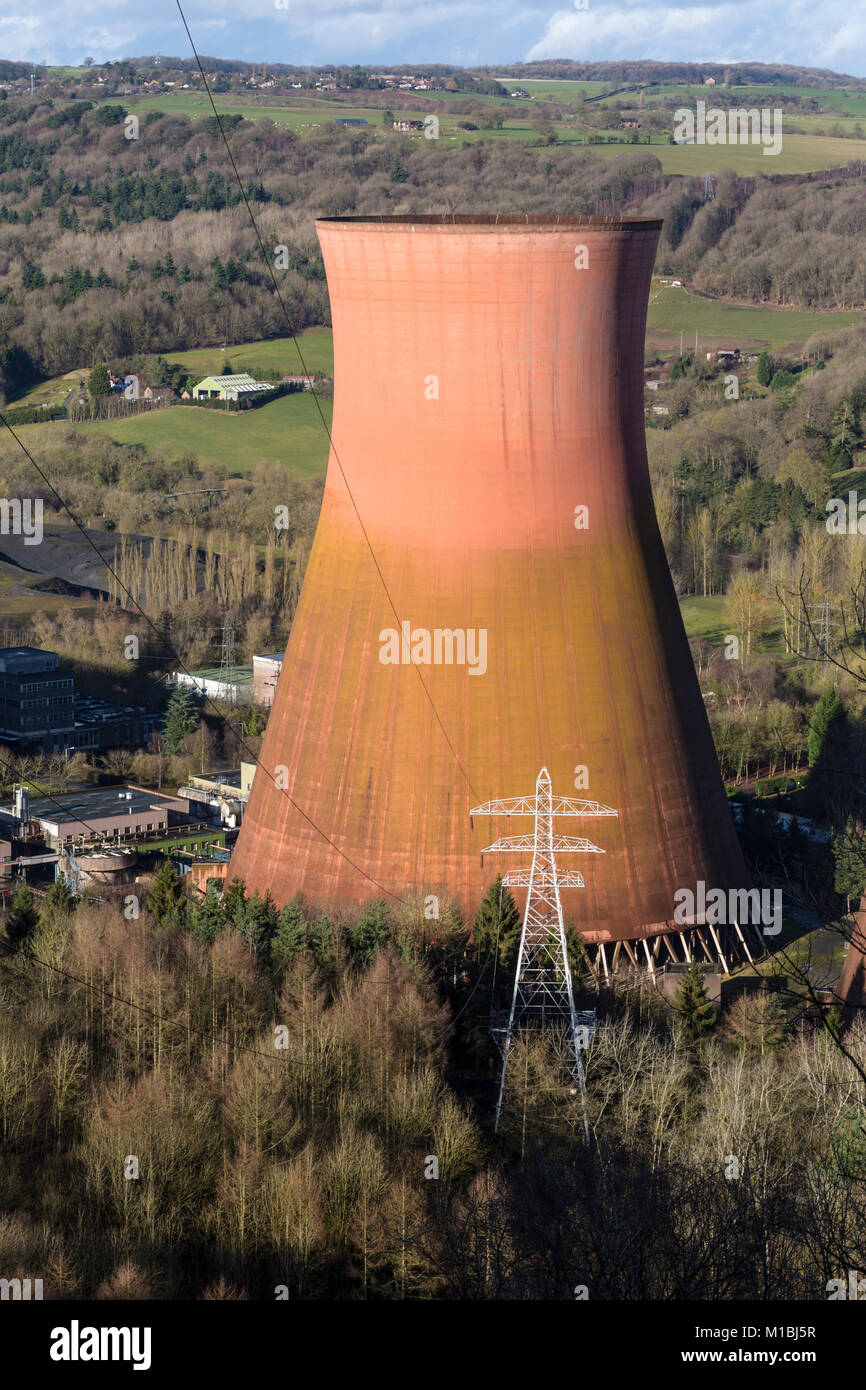 Una torre di raffreddamento a Ironbridge Power Station in Shropshire, Inghilterra. De-incaricato nel 2016 e dovuto per i lavori di demolizione in 2018. Foto Stock