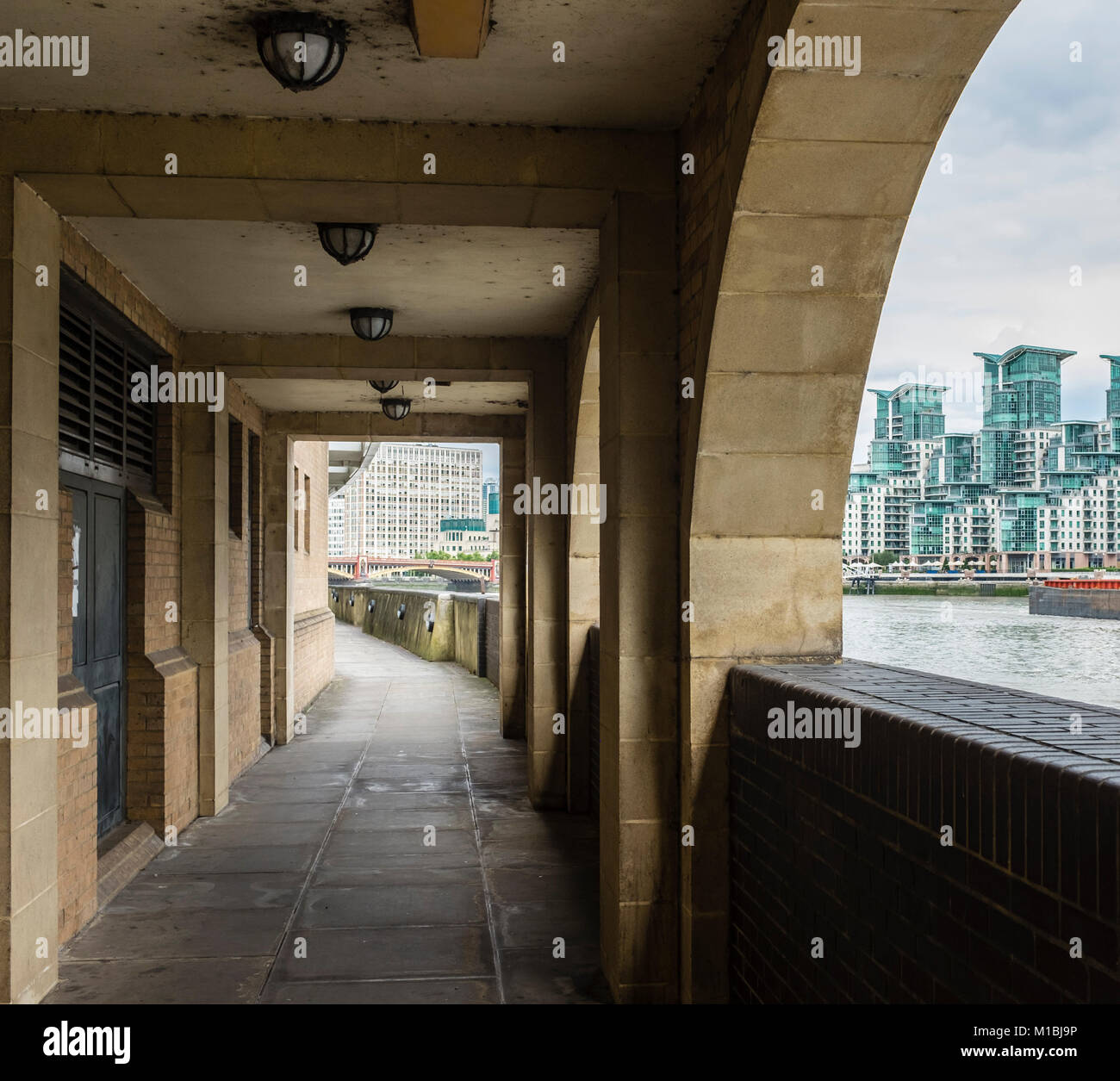 St George Wharf e la Torre di Londra Foto Stock
