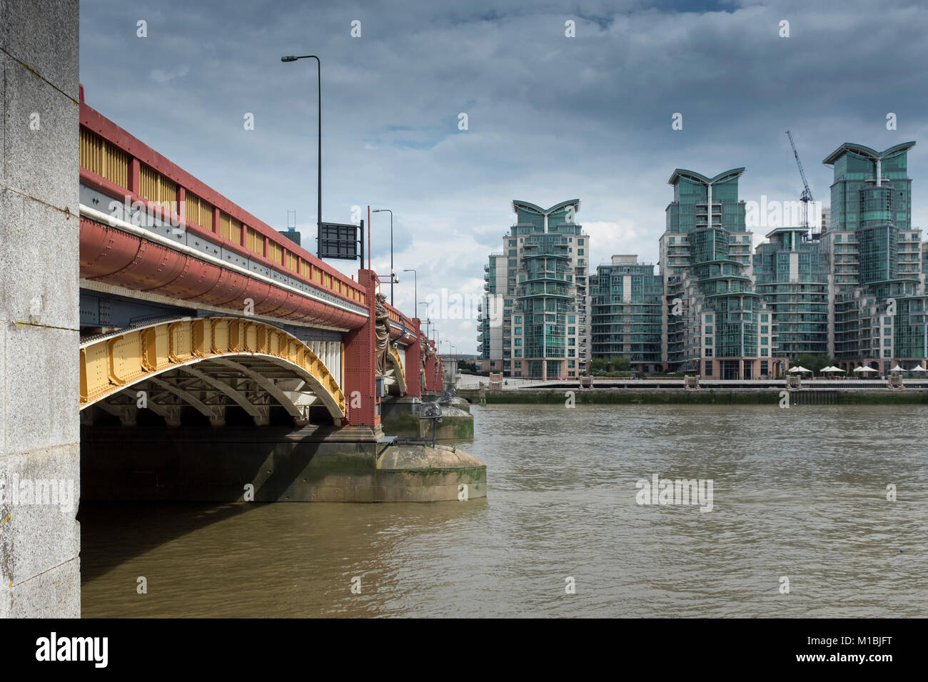 St George Wharf e la Torre di Londra Foto Stock