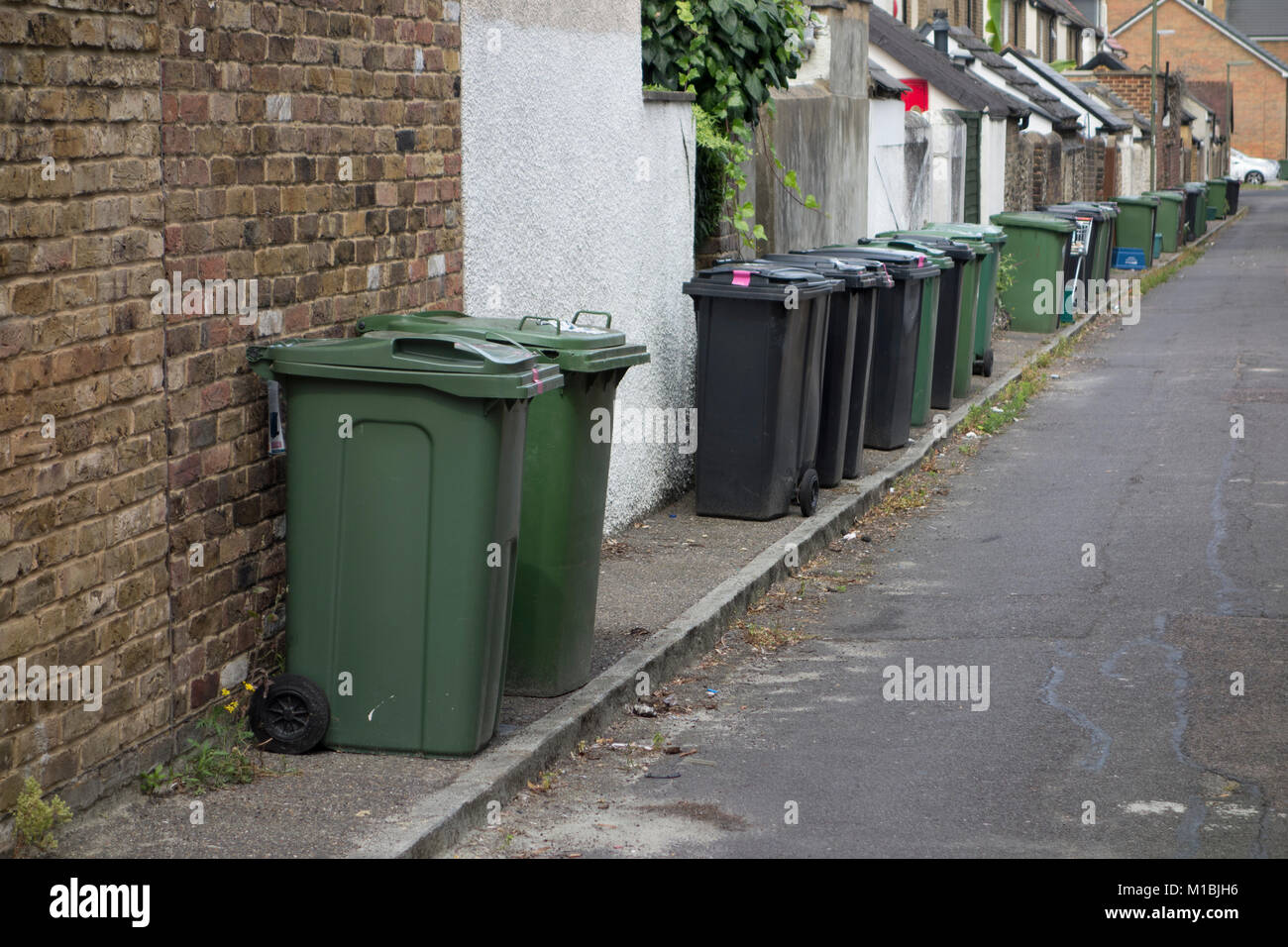 Il riciclaggio domestico raccoglitori e famiglia generale bidoni della spazzatura lasciata fuori lungo la strada della zona residenziale, REGNO UNITO Foto Stock