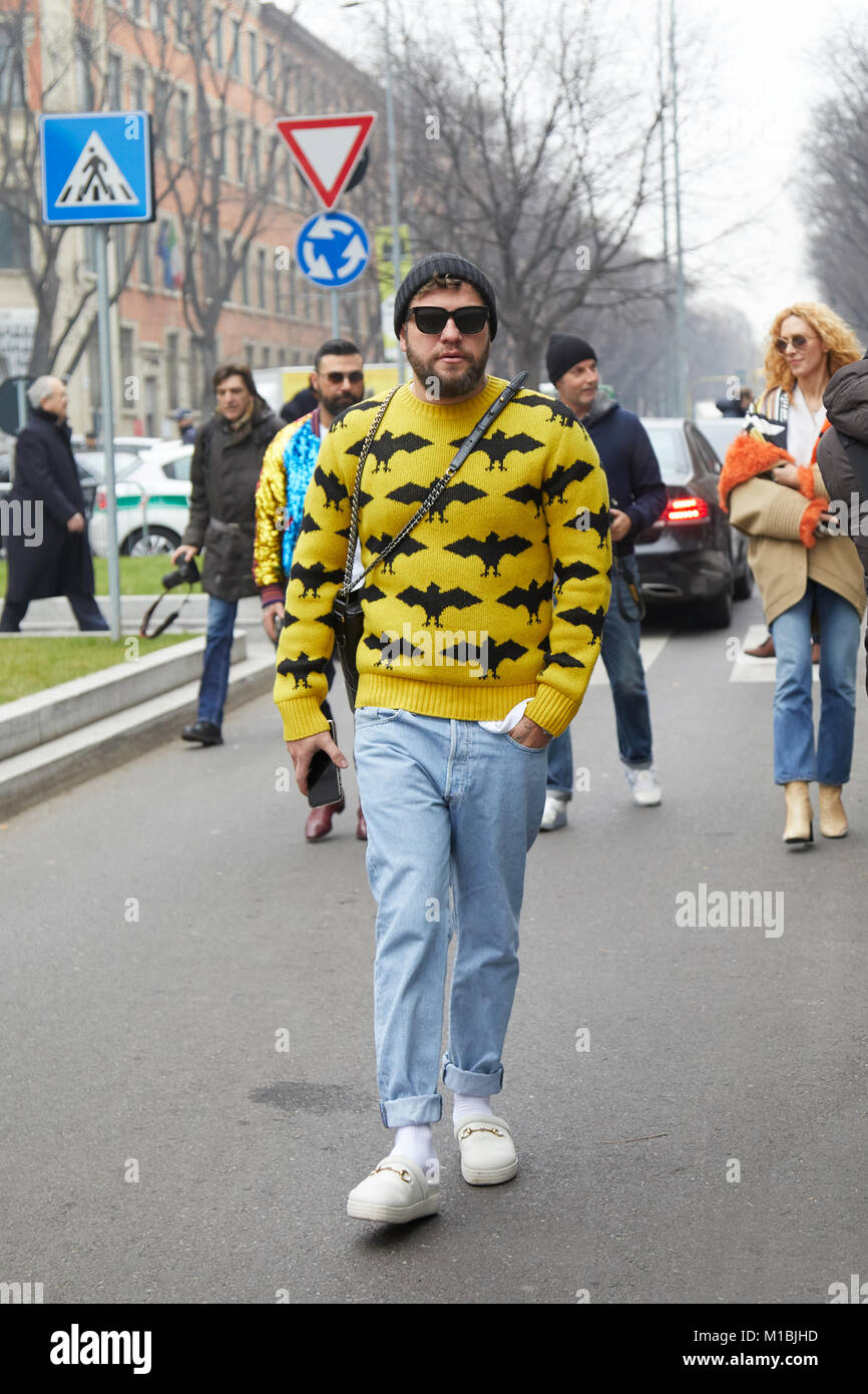 Milano - 15 gennaio: Uomo con Gucci maglione giallo con mazze nero prima di Giorgio Armani fashion show, la Settimana della Moda Milanese street style on gennaio 15, 2 Foto Stock