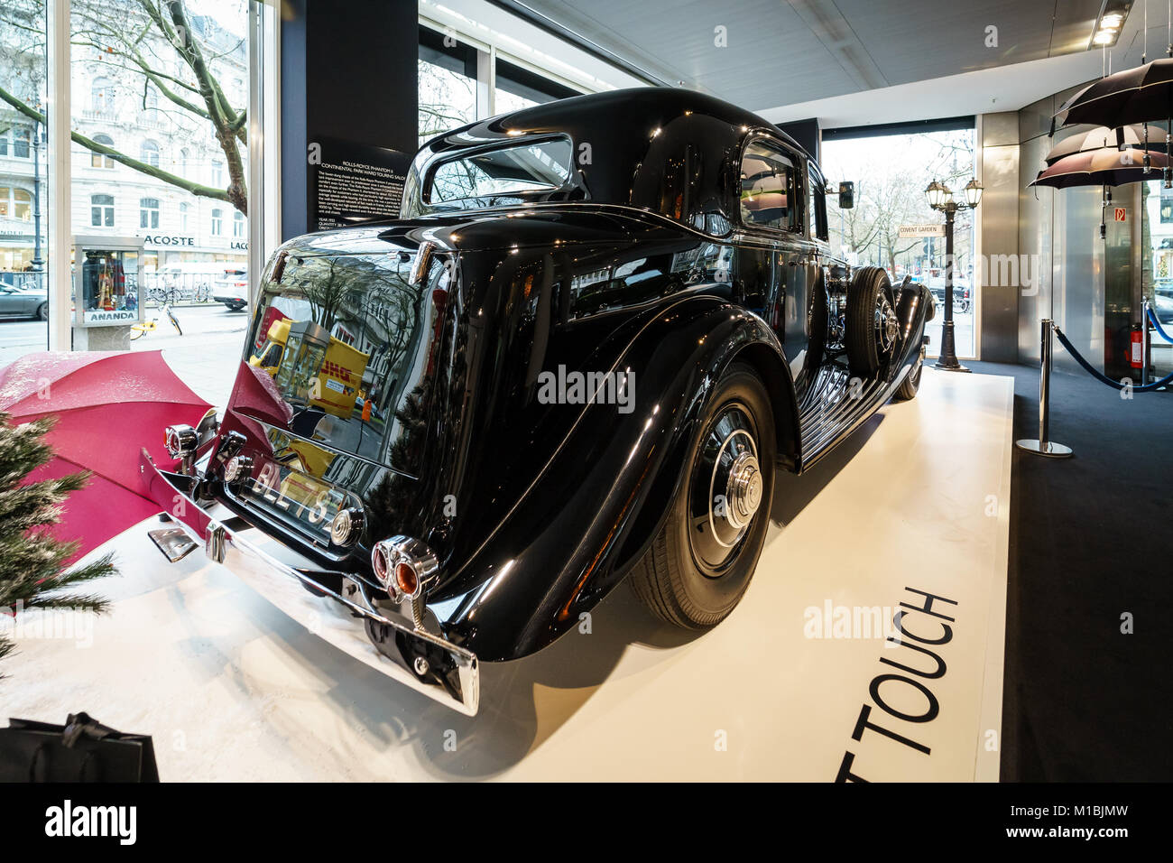 Berlino - Dicembre 21, 2017: Showroom. Auto di lusso Rolls-Royce Phantom II Continental Park Ward Touring Saloon, 1933. Foto Stock
