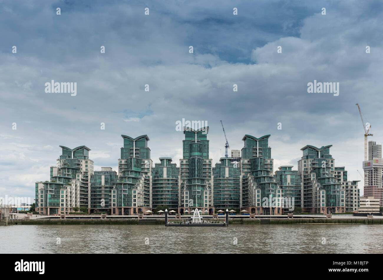 St George Wharf e la Torre di Londra Foto Stock