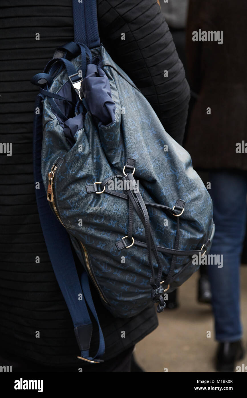 Milano - 15 gennaio: Uomo con blu e nero Louis Vuitton zaino prima di Fendi  fashion show, la Settimana della Moda Milanese street style on gennaio 15,  2018 in M Foto stock - Alamy