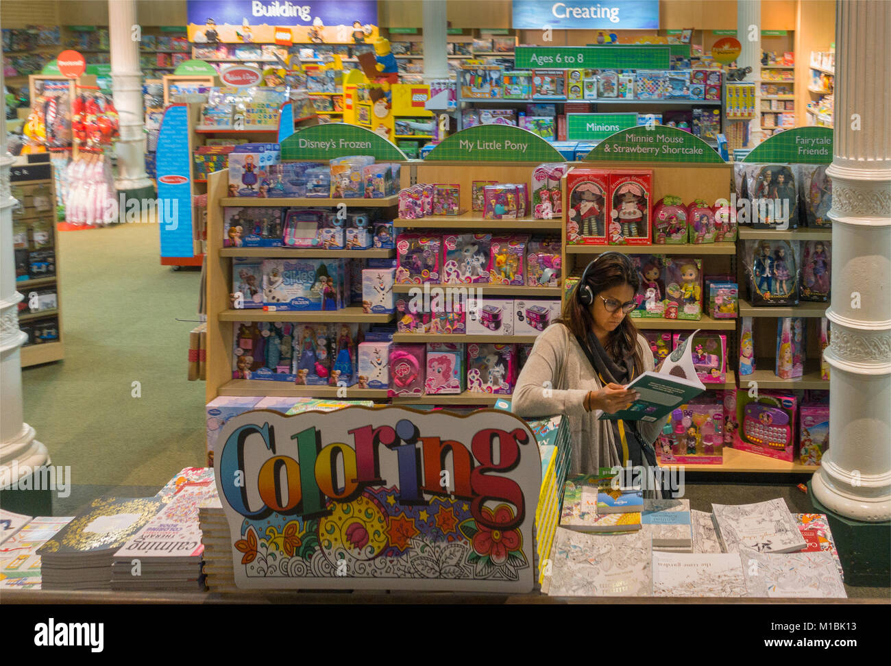 La lettura di libri di Barnes and Noble Brooklyn NYC Foto Stock