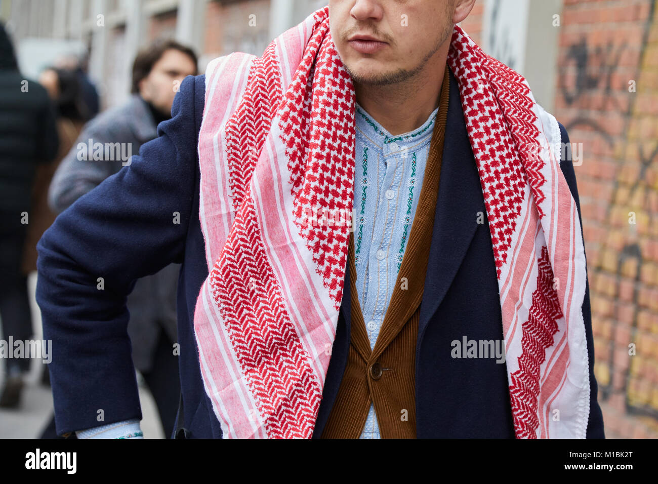 Milano - 15 gennaio: Uomo con red kaffiyeh foulard marrone e giacca in  velluto prima di Fendi fashion show, la Settimana della Moda Milanese  street style on gennaio 15, 2018 Foto stock - Alamy