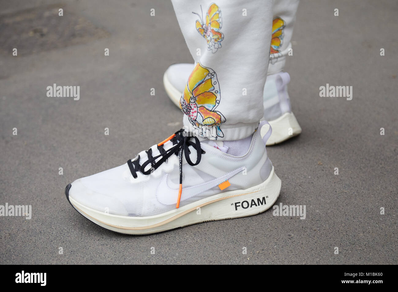 Milano - 15 gennaio: l'uomo bianco con schiuma di Nike scarpe e pantaloni  con farfalle disegno prima di Fendi fashion show, la Settimana della Moda  Milanese street style Foto stock - Alamy