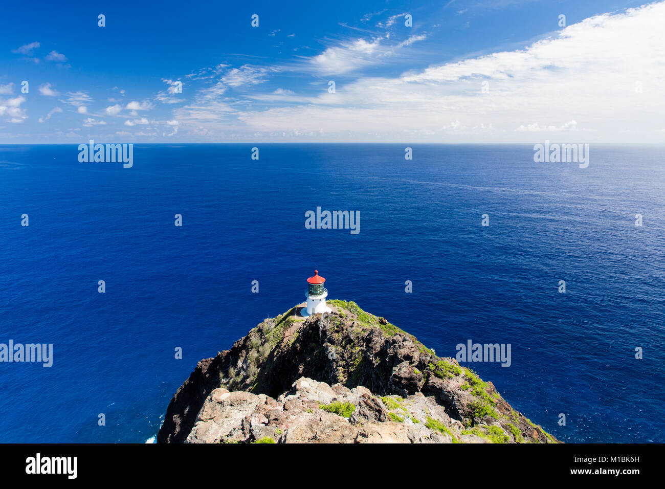 Makapu'u faro su ripide scogliere del sud-est di O'ahu, Hawaii, affacciato sull'Oceano Pacifico Foto Stock