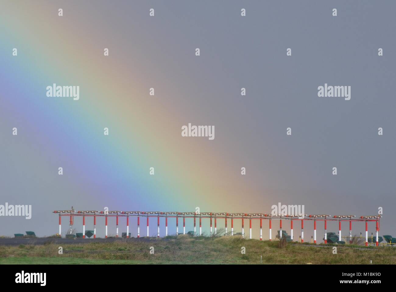 RAINBOW alla fine della pista di decollo e di atterraggio. Aeroporto di Tenerife Norte. Foto Stock