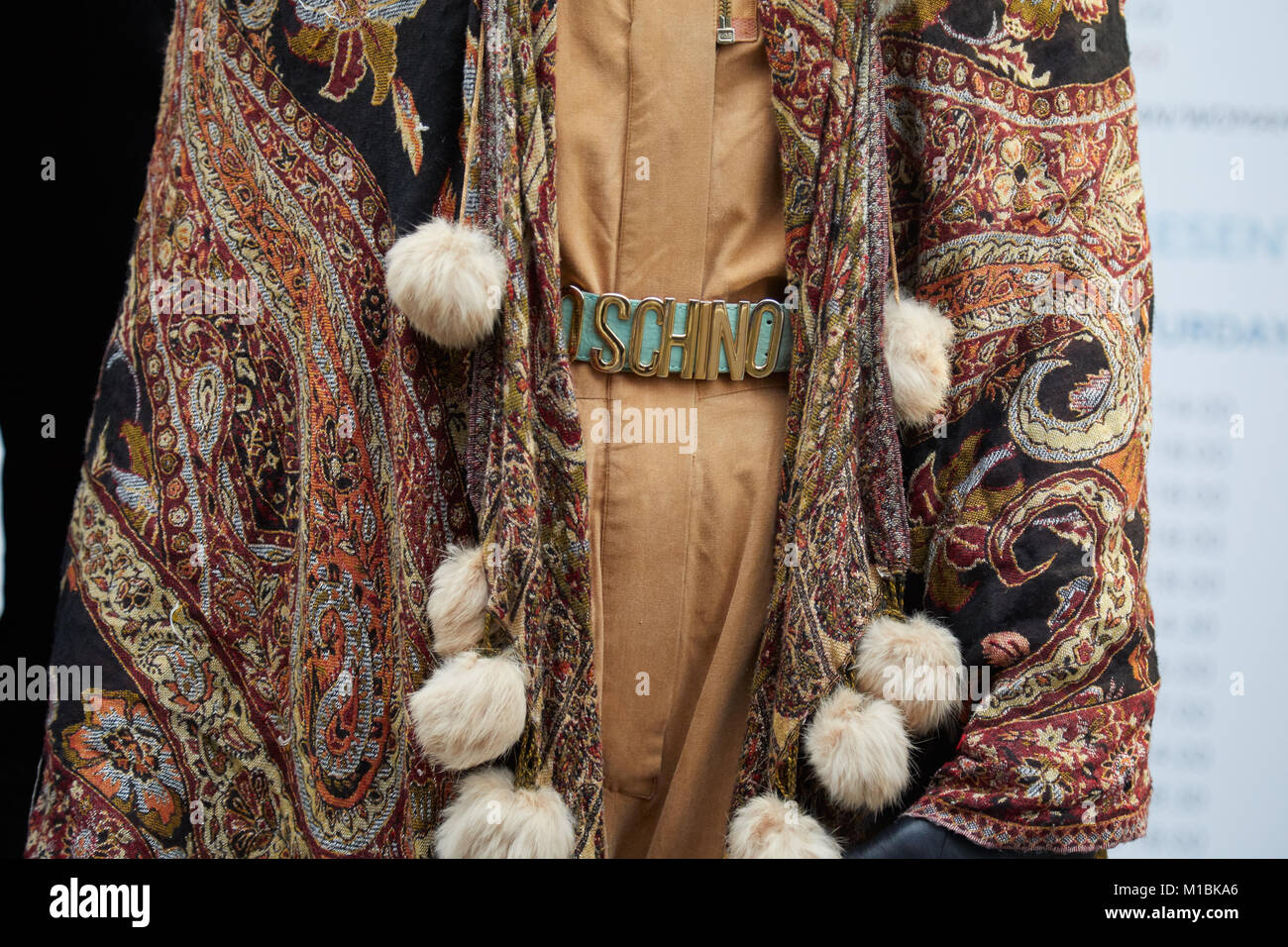 Milano - 15 gennaio: Donna con Moschino cintura marrone e design paisley sciarpa con decorazioni in pelliccia prima di rappresentare la sfilata di moda, la Settimana della Moda Milanese str Foto Stock