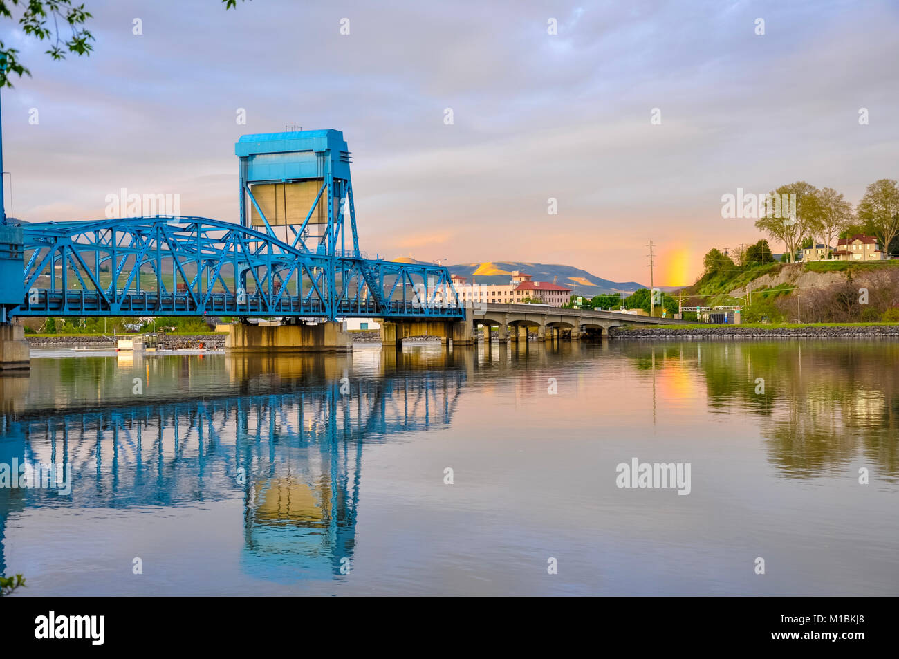 Lewiston - Clarkston ponte blu riflettente nel fiume Snake contro il cielo di sera Foto Stock