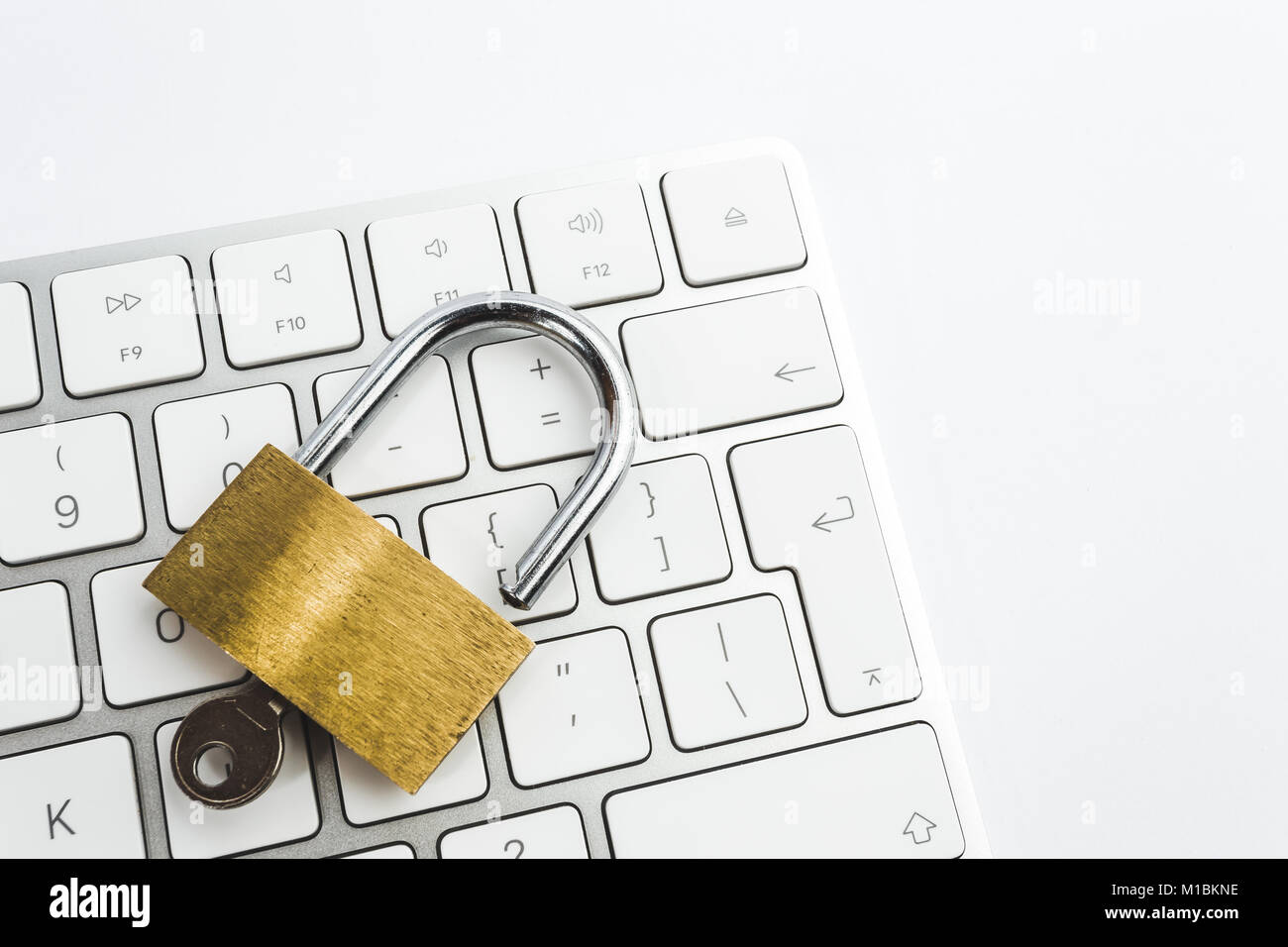 Immagine di sfondo di metallo dorato lock sulla tastiera Foto Stock