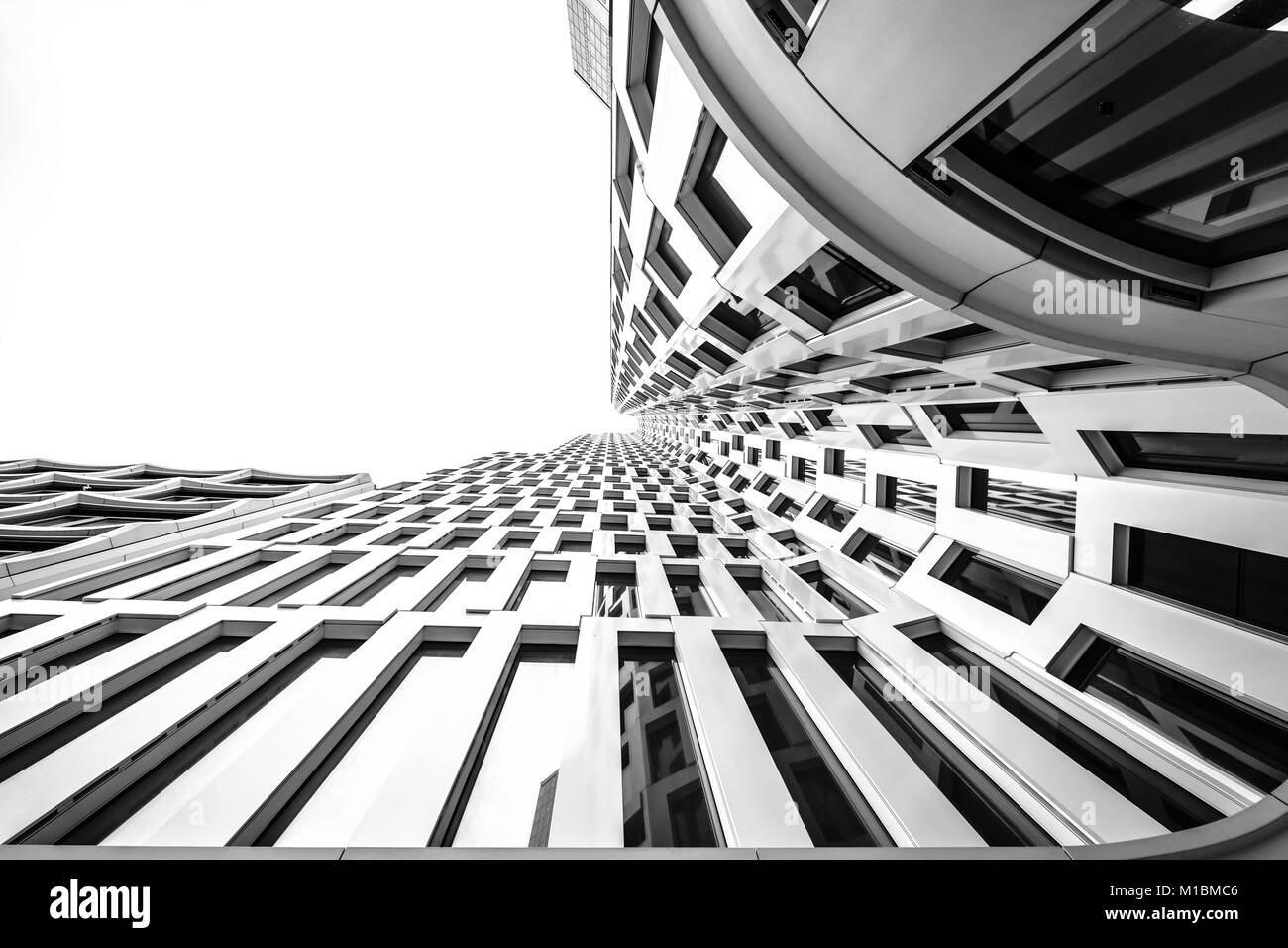 Berlino - Dicembre 21, 2017: Upper West (Atlas Torre)- nuovo grattacielo (119 m) a tne Breitscheidplatz a Berlino Ovest. In bianco e nero. Foto Stock