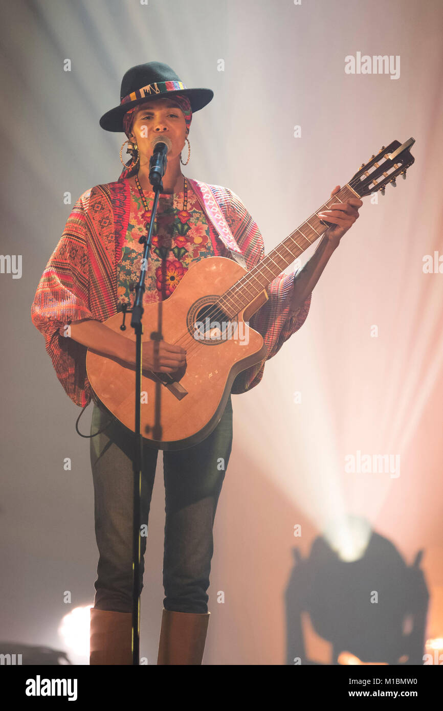 Cantante Folk Ayo sul palco del ÒEspace FerreÓ concert hall di Monaco il 2017/11/12. Ayo con una chitarra Foto Stock
