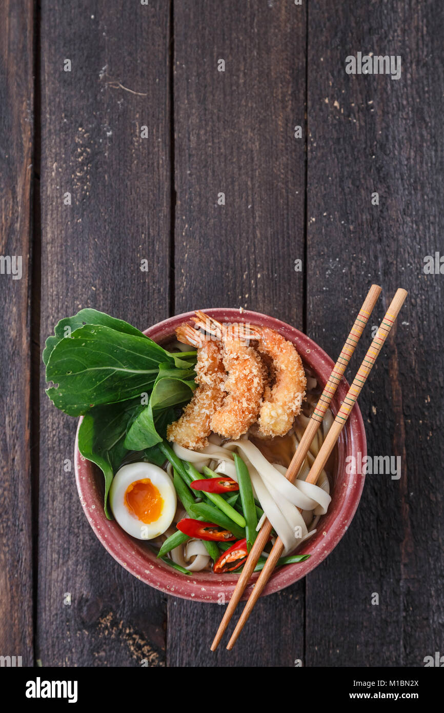 Ciotola di una deliziosa zuppa di noodle con gamberetti Foto Stock