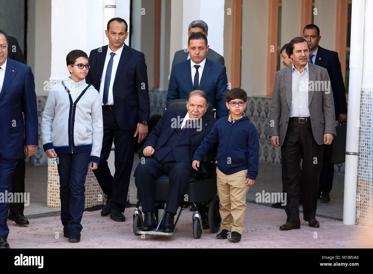 Algeria Algeri: Elezione Locale del 2017/11/23. Abdelaziz Bouteflika, presidente dell'Algeria, andando al di fuori della stazione di polling Foto Stock