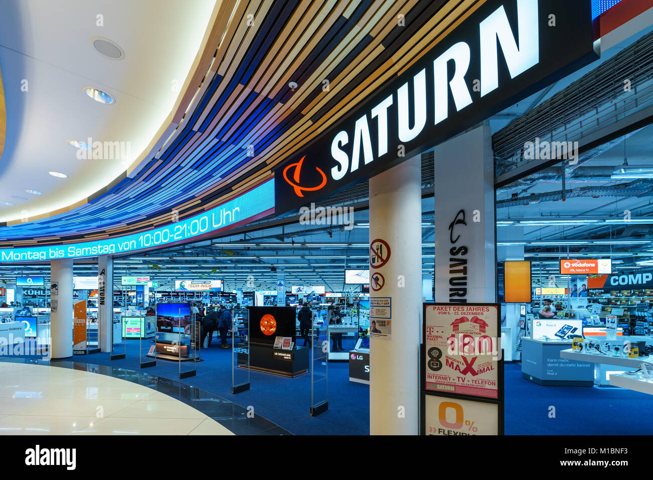 Saturn store nel centro commerciale "tutti di Berlino' a Leipziger Platz.  Saturno è una catena tedesca di negozi di elettronica in diversi paesi  europei Foto stock - Alamy