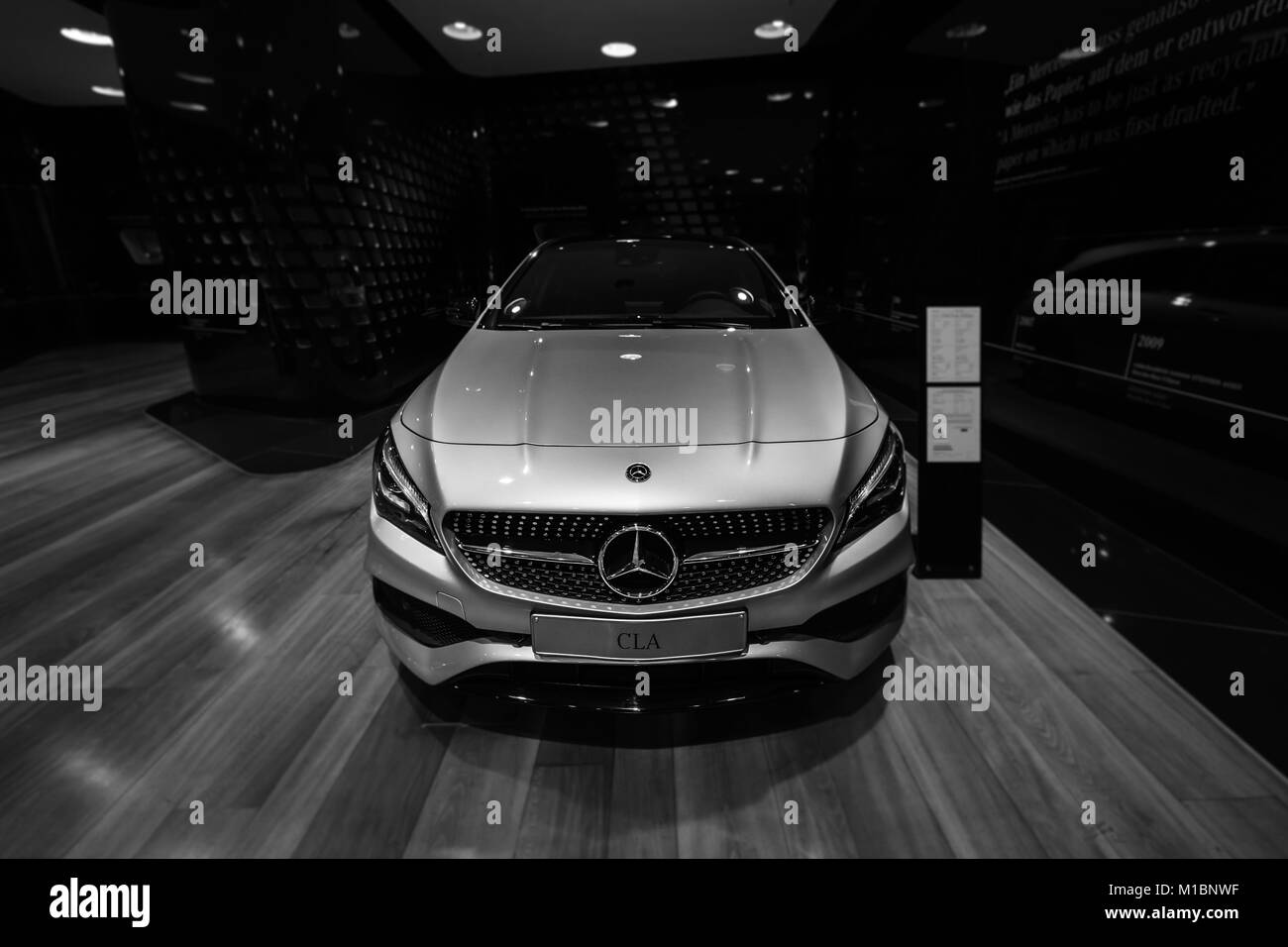 Berlino - Dicembre 21, 2017: Showroom. Ultracompatto che sta auto executive Mercedes-Benz CLA-CLA classe 220d edizione di picco. In bianco e nero. Dal 2014. Foto Stock