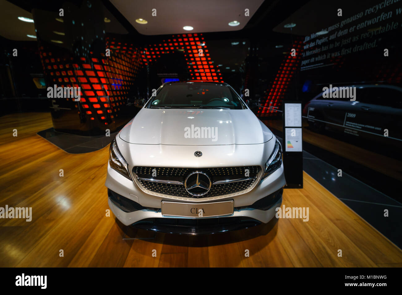 Berlino - Dicembre 21, 2017: Showroom. Ultracompatto che sta auto executive Mercedes-Benz CLA-CLA classe 220d edizione di picco. Dal 2014. Foto Stock