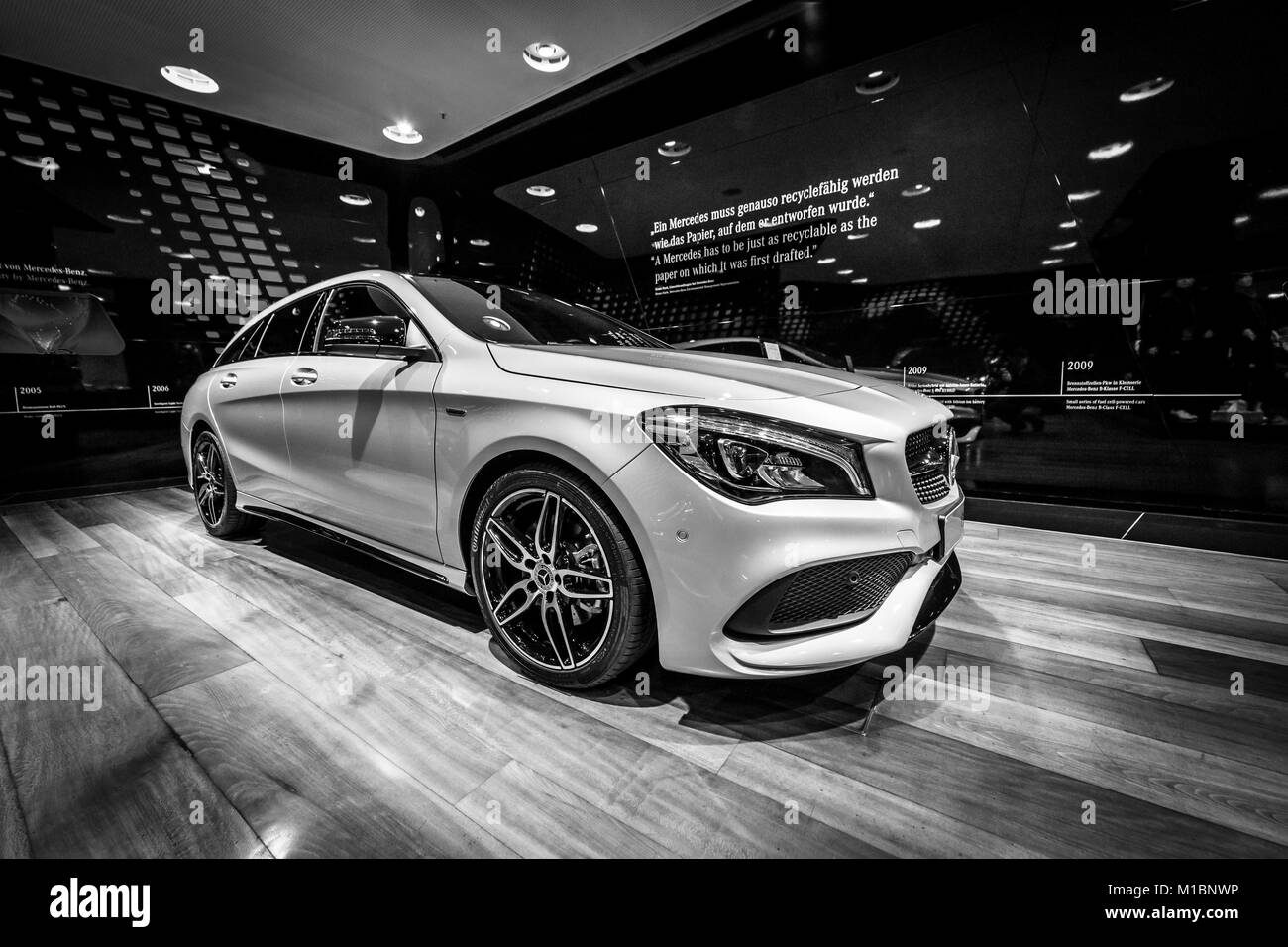 Berlino - Dicembre 21, 2017: Showroom. Ultracompatto che sta auto executive Mercedes-Benz CLA-CLA classe 220d edizione di picco. In bianco e nero. Dal 2014. Foto Stock