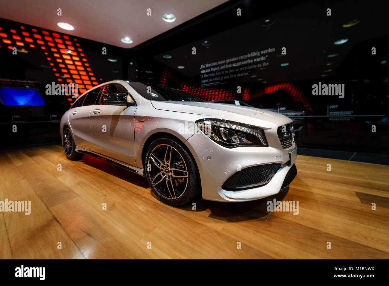 Berlino - Dicembre 21, 2017: Showroom. Ultracompatto che sta auto executive Mercedes-Benz CLA-CLA classe 220d edizione di picco. Dal 2014. Foto Stock
