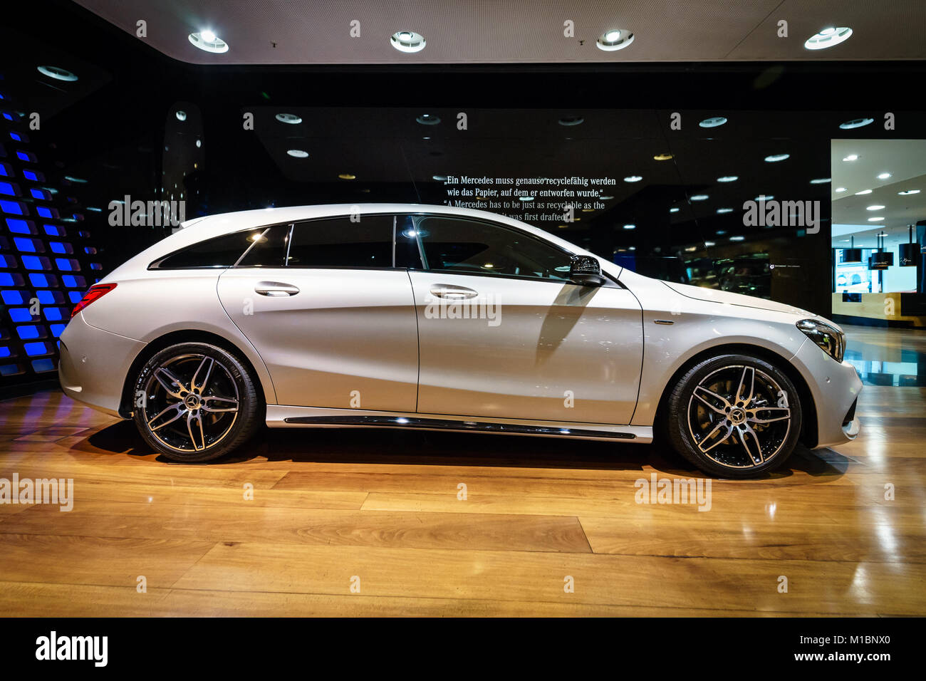 Berlino - Dicembre 21, 2017: Showroom. Ultracompatto che sta auto executive Mercedes-Benz CLA-CLA classe 220d edizione di picco. Dal 2014. Foto Stock