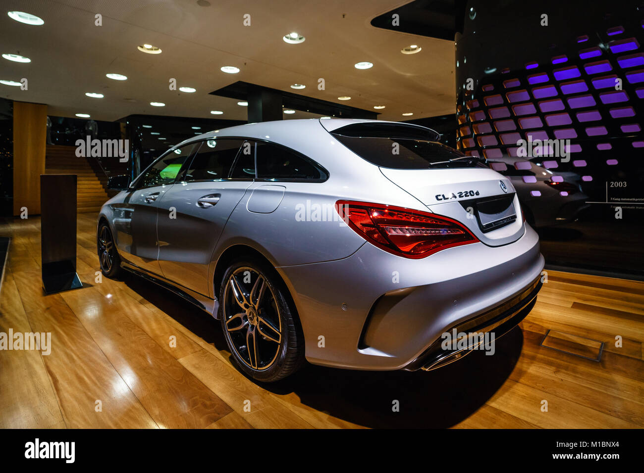 Berlino - Dicembre 21, 2017: Showroom. Ultracompatto che sta auto executive Mercedes-Benz CLA-CLA classe 220d edizione di picco. Vista posteriore. Dal 2014. Foto Stock