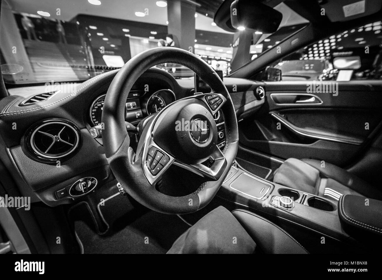 Berlino - Dicembre 21, 2017: Showroom. Interno del ultracompatto che sta auto executive Mercedes-Benz CLA-CLA classe 220d edizione di picco. In bianco e nero. Dal 2014. Foto Stock