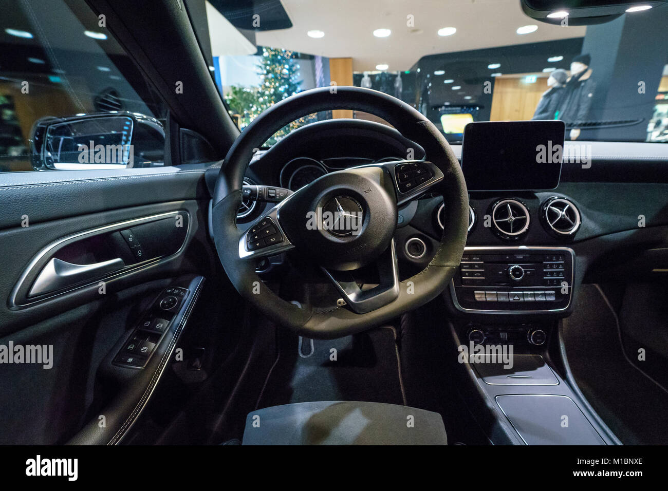 Berlino - Dicembre 21, 2017: Showroom. Interno del ultracompatto che sta auto executive Mercedes-Benz CLA-CLA classe 220d edizione di picco. Dal 2014. Foto Stock