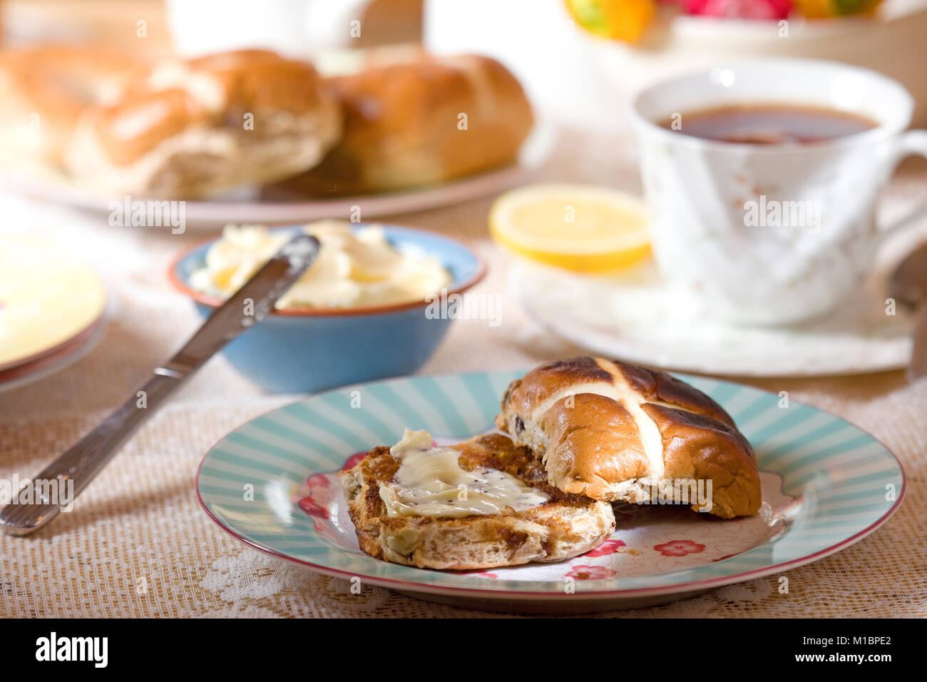 Panini dolci appena sfornati con burro fuso Foto Stock