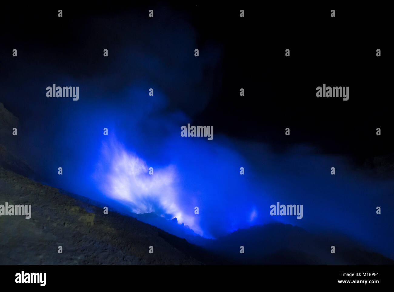 Vulcano Kawah Ijen, blue fire nel cratere del vulcano, complesso vulcanico Ijen, Eastern Java, Java, Indonesia Foto Stock