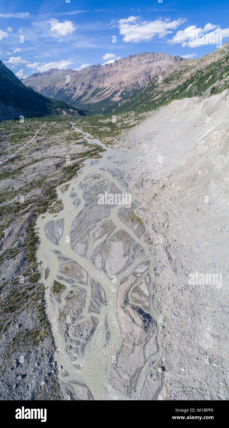 In una fase di stagnazione nel fiume il ghiacciaio grembiule, Morteratsch ghiacciaio, Pontresina, Grigioni, Svizzera Foto Stock