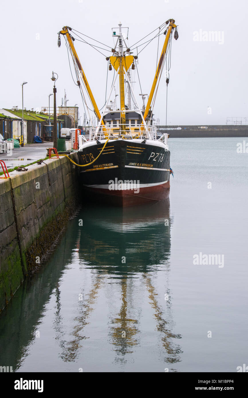 Barche nel porto di Newlyn Cornwall Regno Unito 2017 Foto Stock