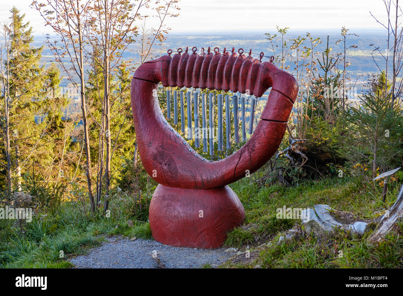 La scultura Red arpa di artista Jürn Ehlers, arte trail Sinneswandel am Blomberg vicino Wackersberg, Isarwinkel, Alta Baviera Foto Stock