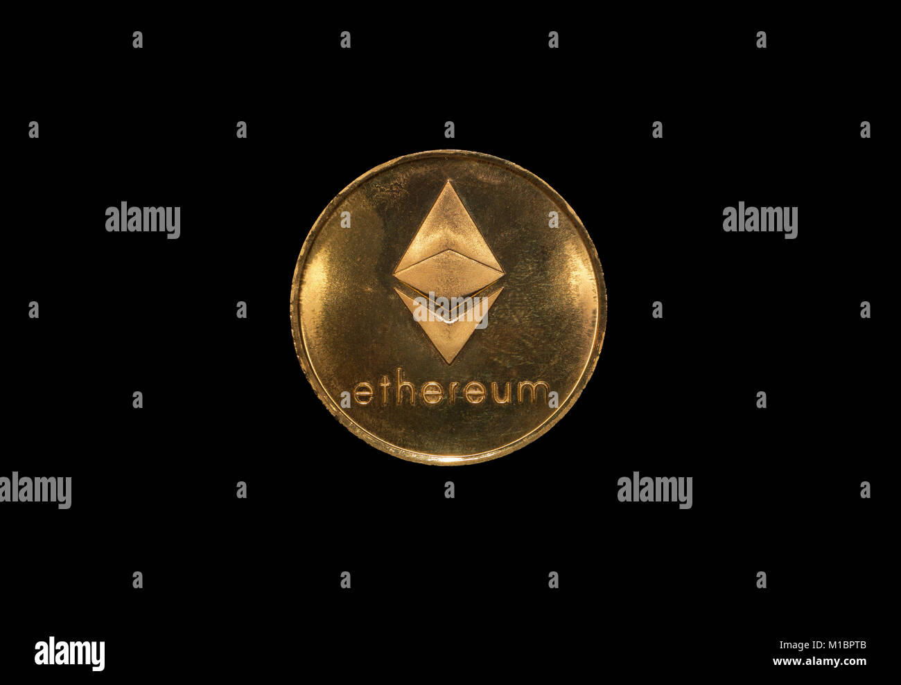 Ethereum Cryptocurrency, moneta in oro, studio foto, ritaglio sfondo nero Foto Stock