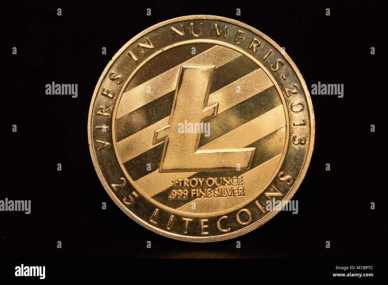 Cryptocurrency Lite, moneta in oro, studio foto, ritaglio sfondo nero Foto Stock