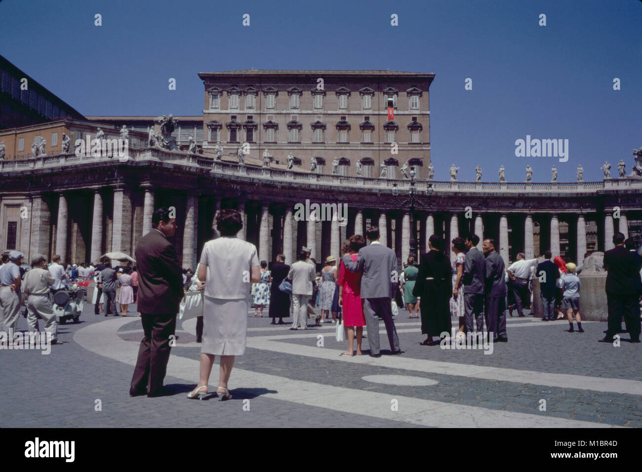 Folla guardando verso il Papa Giovanni XXIII nella finestra, Vaticano, Roma, Italia, 1961 Foto Stock