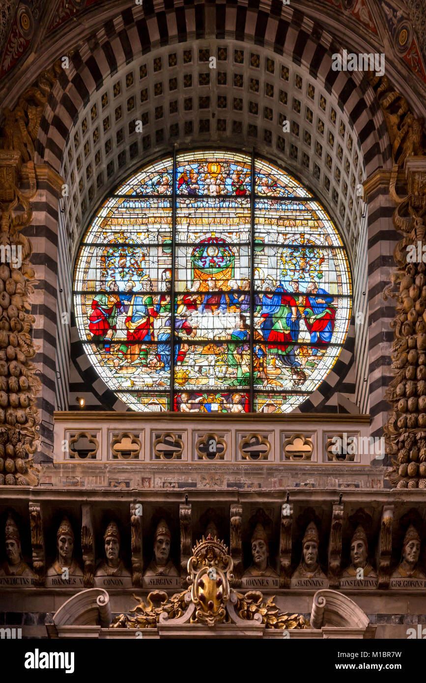Si trova nella cattedrale di Siena è la bella vetrata rosone raffigurante l'Ultima Cena. Foto Stock