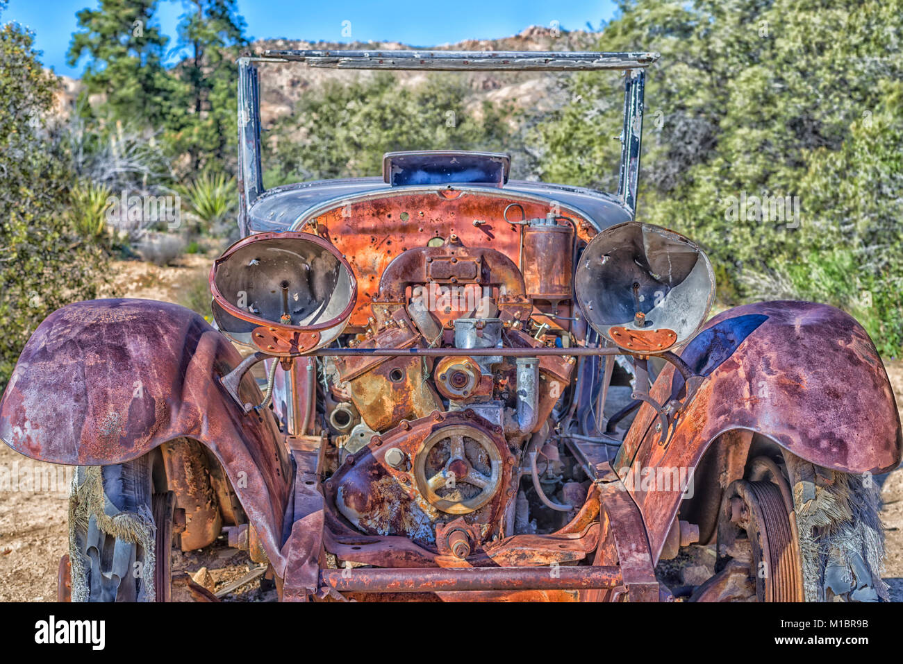 Una vecchia auto abbandonate nel deserto. Joshua Tree National Park, California, Stati Uniti d'America. Foto Stock