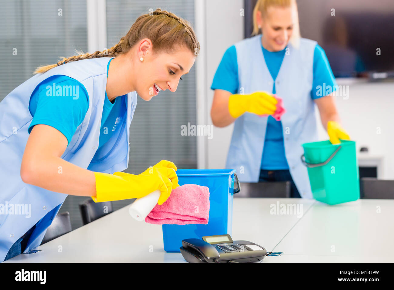 Le donne delle pulizie che lavorano in ufficio Foto Stock