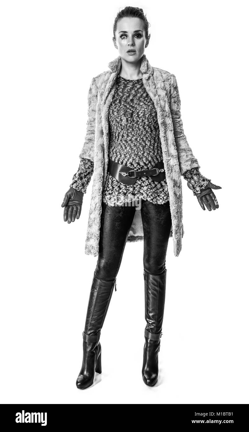 Cose d'inverno. A piena lunghezza Ritratto di sorpresa alla moda donna in cappotto invernale isolato su bianco Foto Stock