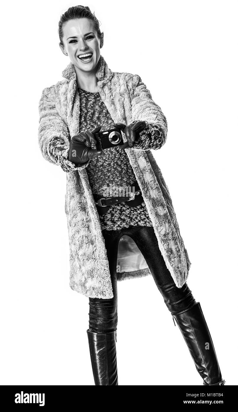 In inverno le cose. Felice elegante fashion-monger in cappotto invernale isolato su bianco con fotocamera digitale prendendo foto Foto Stock